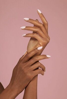 mains avec vernis blanc